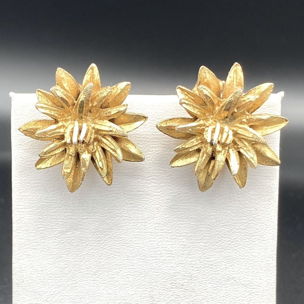B S K Gold Starburst Earrings vintage Cameo clasp - Picture 1 of 7